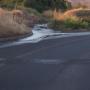 Subido por visitante en 16-11-2016 - Calle Ave Casa de Piedra 276, Ayres de Chicureo, km19 San Luis, Colina,  el agua corre por el costado de autopista, dicen que hay campecinos que taparon los canales para desviar el cause del agua, ahora esta corriendo por las calles.