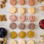 Nuestras variedades de mazapán son elaboradas con los mejores frutos secos seleccionados, sin ningún tipo de colorante o saborizante artificial. Comer dulce y sano es más fácil con Santa Ignacia :D
En la foto: mazapán con guinda ácida, naranja, berries, arándano, pistacho y almendra... deliciosos!!